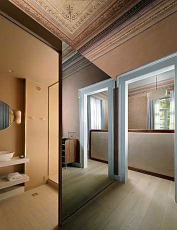 Acanthus Suite with Balcony