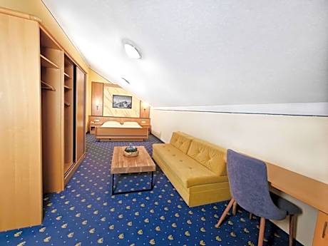 Family Room (2 Adults + 2 Children)