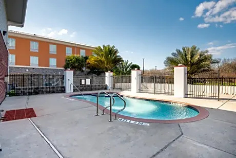 OYO Townhouse Clute Lake Jackson