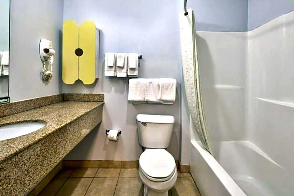 OYO Hotel Sulphur Kitchenette Daily Weekly Stays