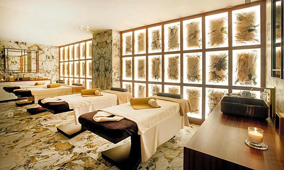 Wine & Books Porto Hotel