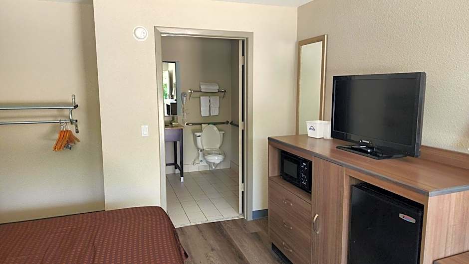 Days Inn by Wyndham Seguin TX