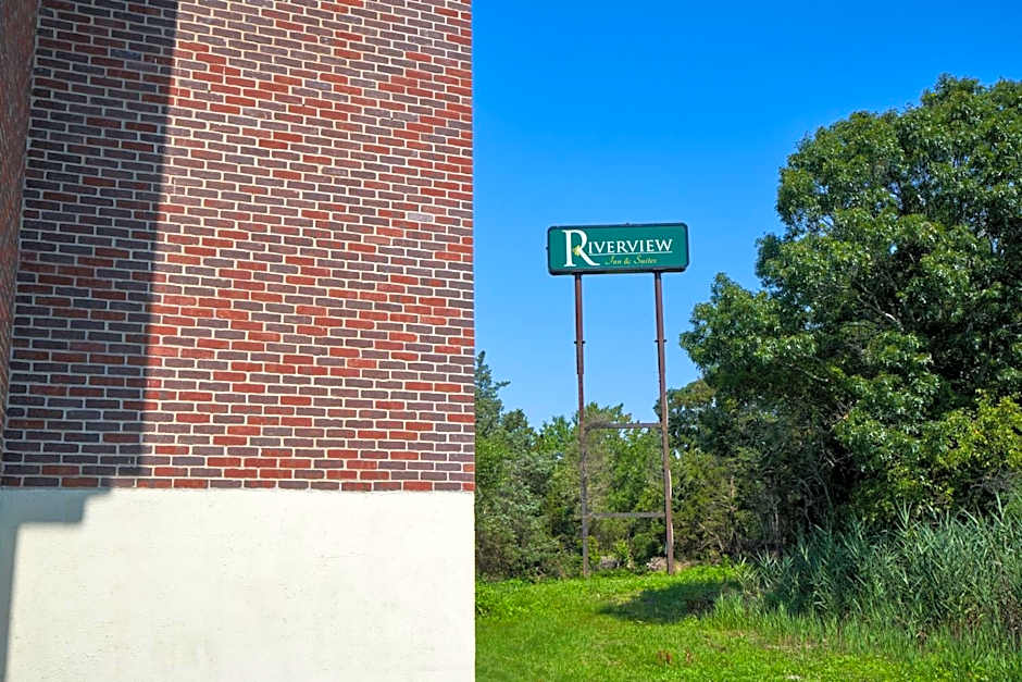 Riverview Inn & Suites