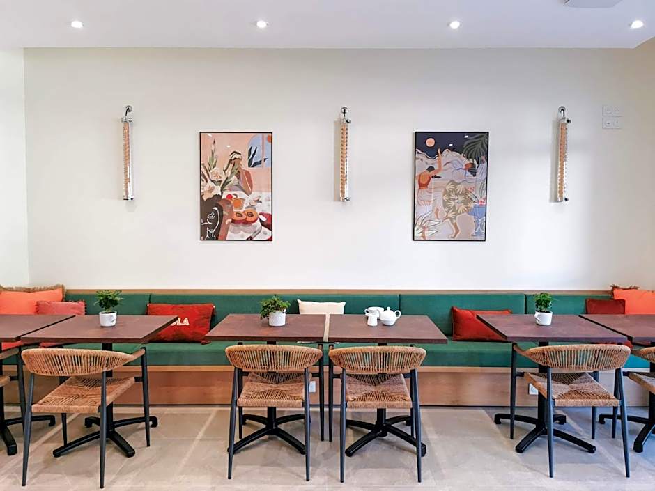 Bloom Hostel Bar & Garden