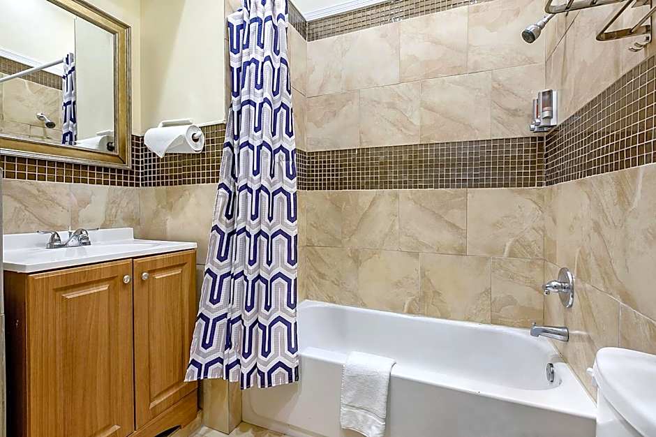 Modern 4BR Penthouse in Downtown by Hosteeva