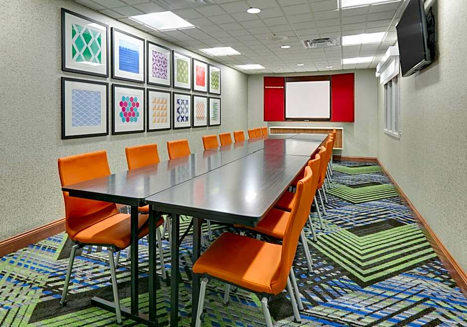 Holiday Inn Express & Suites Mitchell By IHG