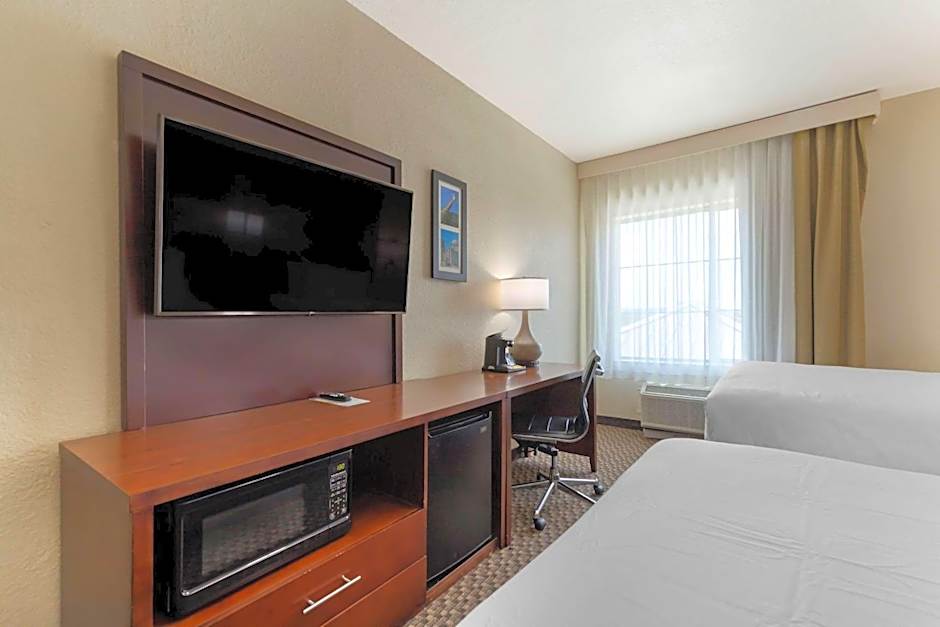 Comfort Inn & Suites Near Six Flags & Medical Center