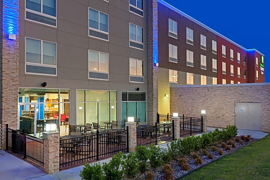 Holiday Inn Express & Suites Tulsa South - Woodland Hills By IHG
