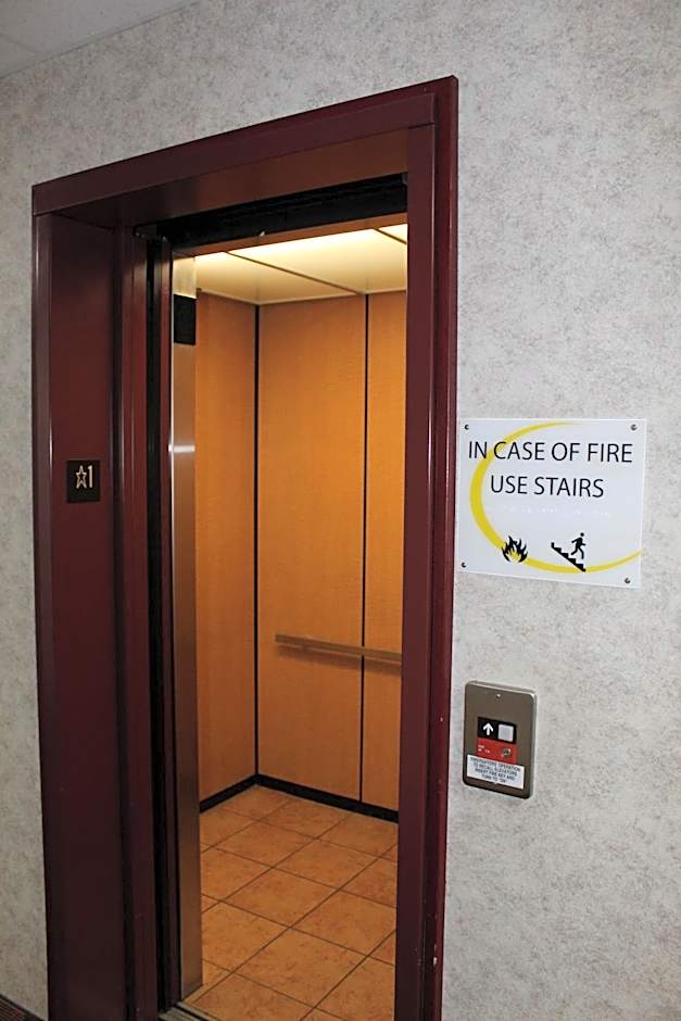 Super 8 by Wyndham Three Rivers