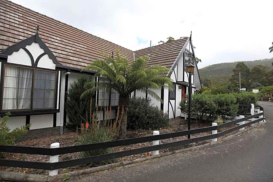The Fox and Hounds Historic Hotel