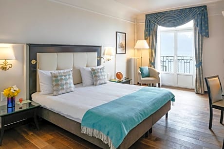 Deluxe, Guest room, 1 Queen, Lake view, Balcony
