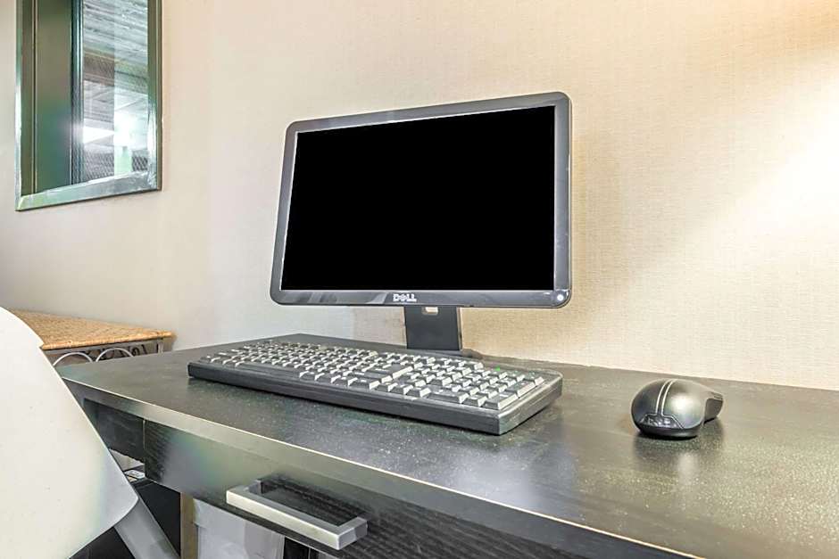 Super 8 by Wyndham Salina I-70