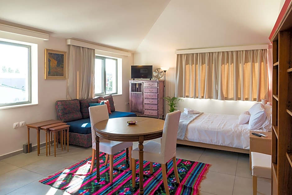 CHROMA Lodge Pikermi