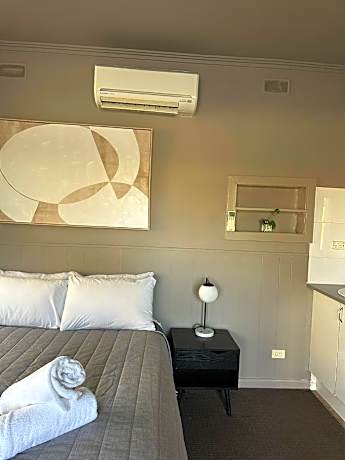 Queen room with 1 queen bed