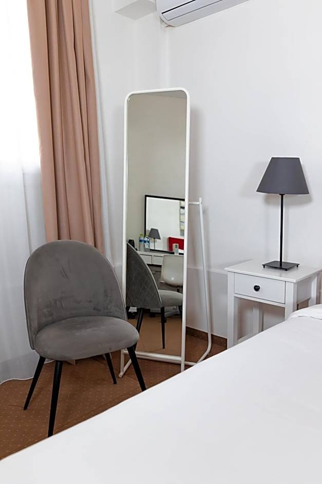 City Plaza Apartments & Rooms