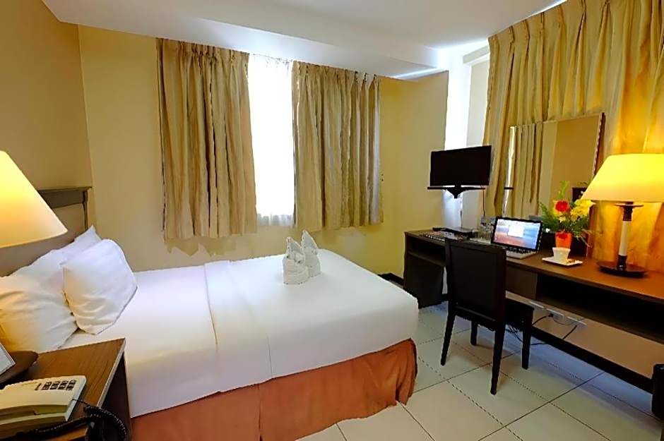 OYO 187 The Maxwell Hotel