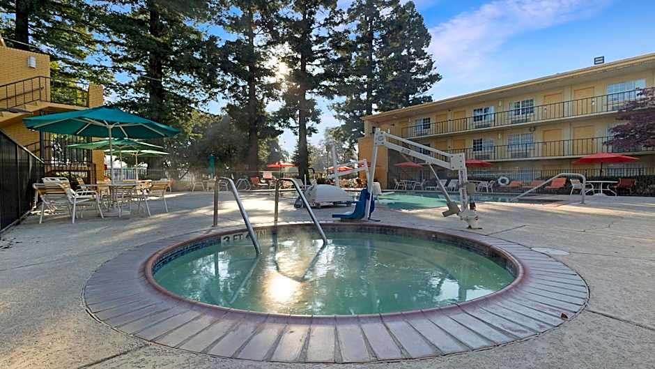Howard Johnson by Wyndham Sacramento Downtown