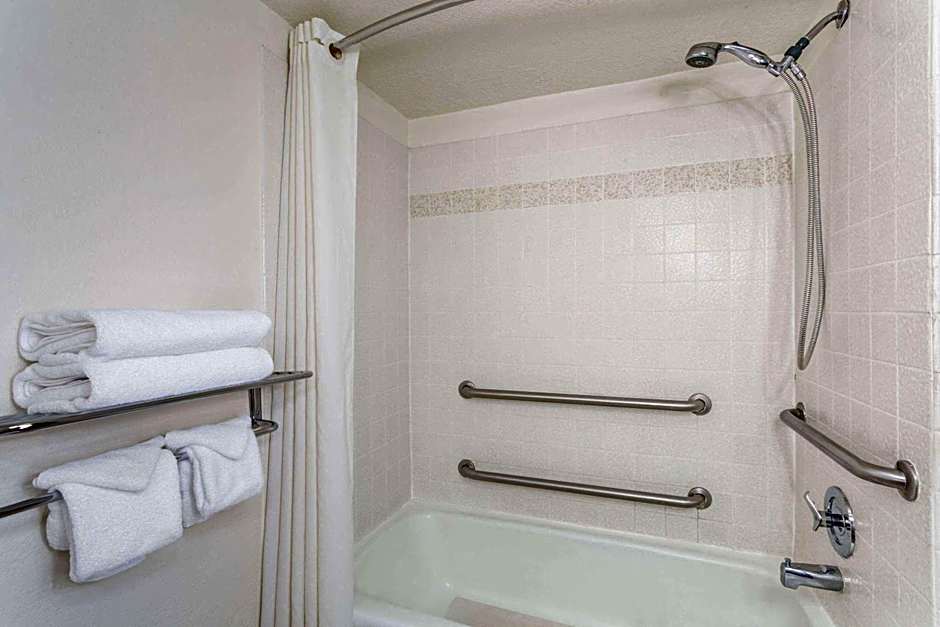 Super 8 by Wyndham Salina/Scenic Hills Area