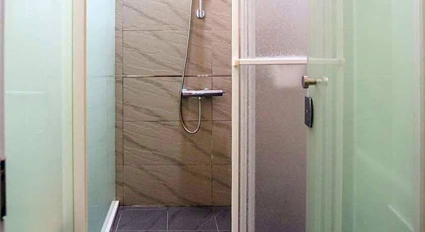 Douzi Hotel Taoyuan Airport Metro THSR A17