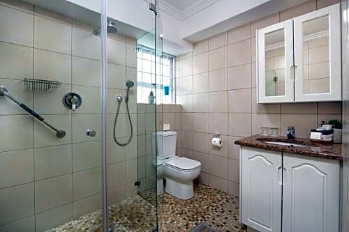 Hermanus Beachfront Lodge