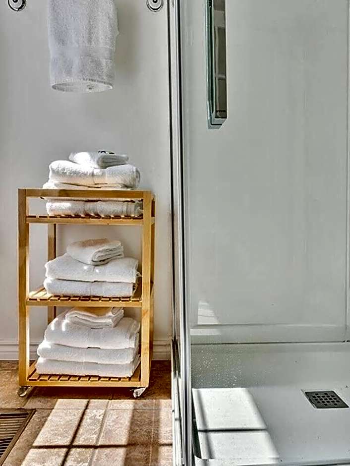 The Gem - Beautiful farmhouse with hot tub