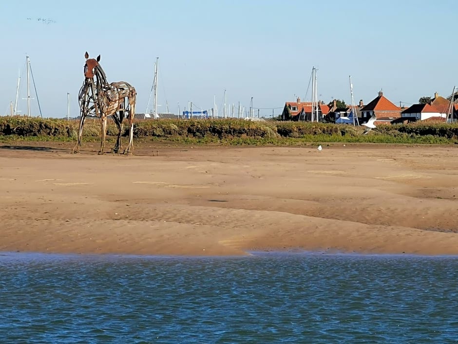AnchorageWells Entire Cottage OR a King Ensuite on Room Only