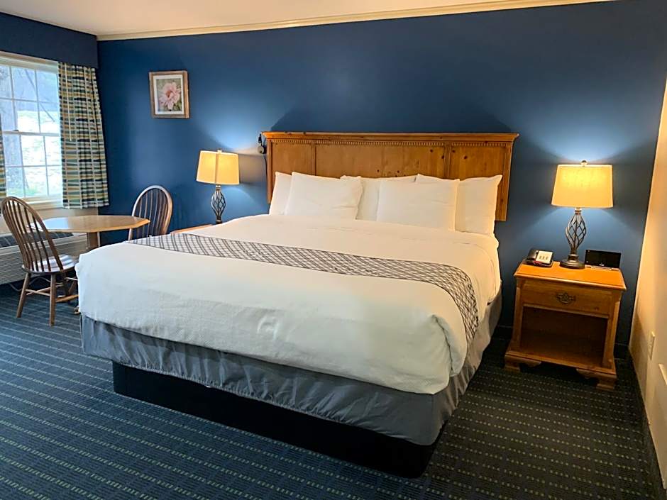 Photo 1 of 4 of 1 King Bed, Jetted Tub