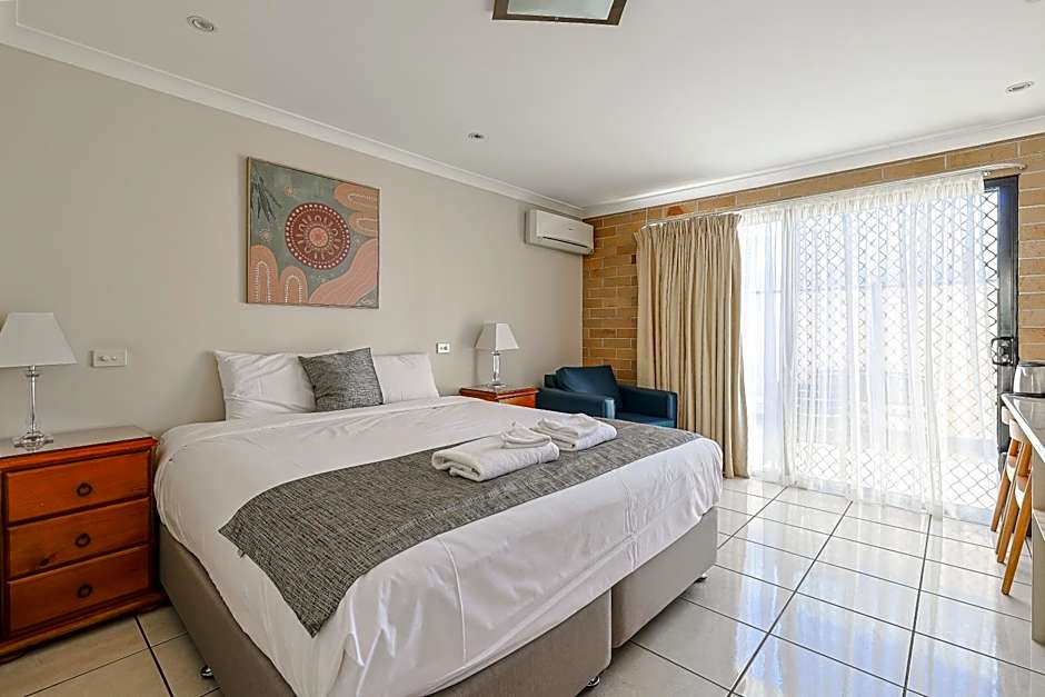 Photo 1 of 4 of Executive 1 King Bed