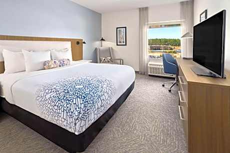 King Room with Tub with Grab Bars - Mobility and Hearing Impaired Access/Non-Smoking