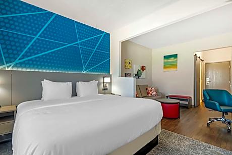 1 King Bed Suite Nonsmoking