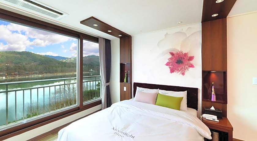 Moonlight Blue Pension