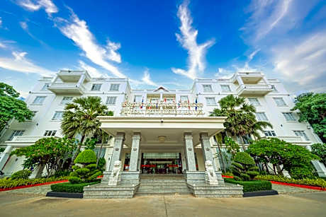 Pursat Riverside Hotel & Spa