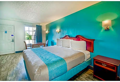 1 King Bed | Smoking, Micfridge