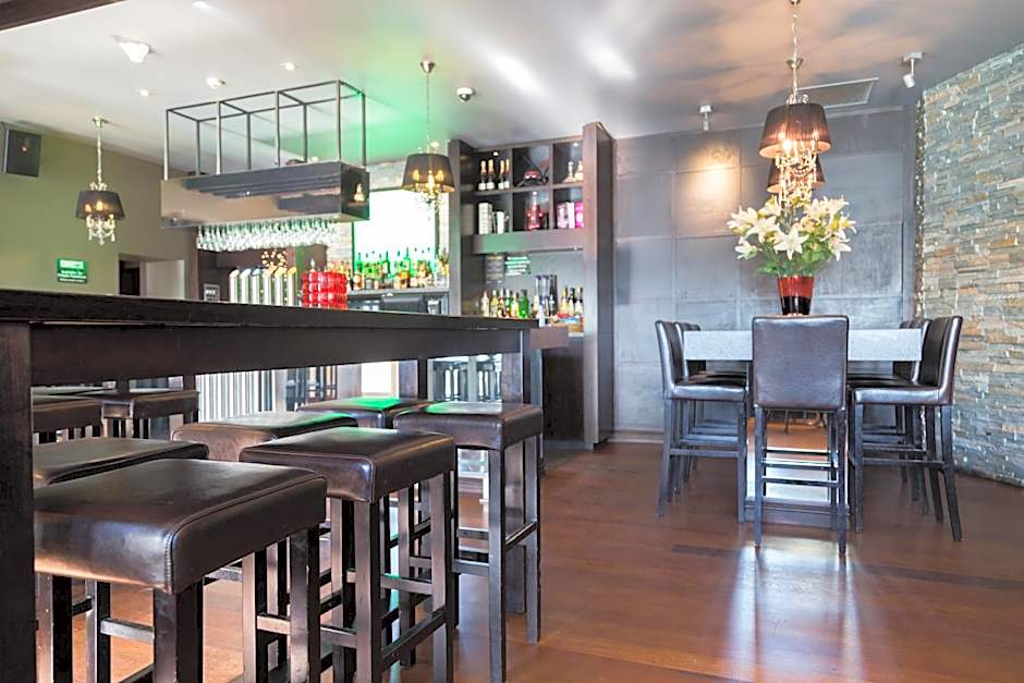 Racecourse Hotel and Motor Lodge