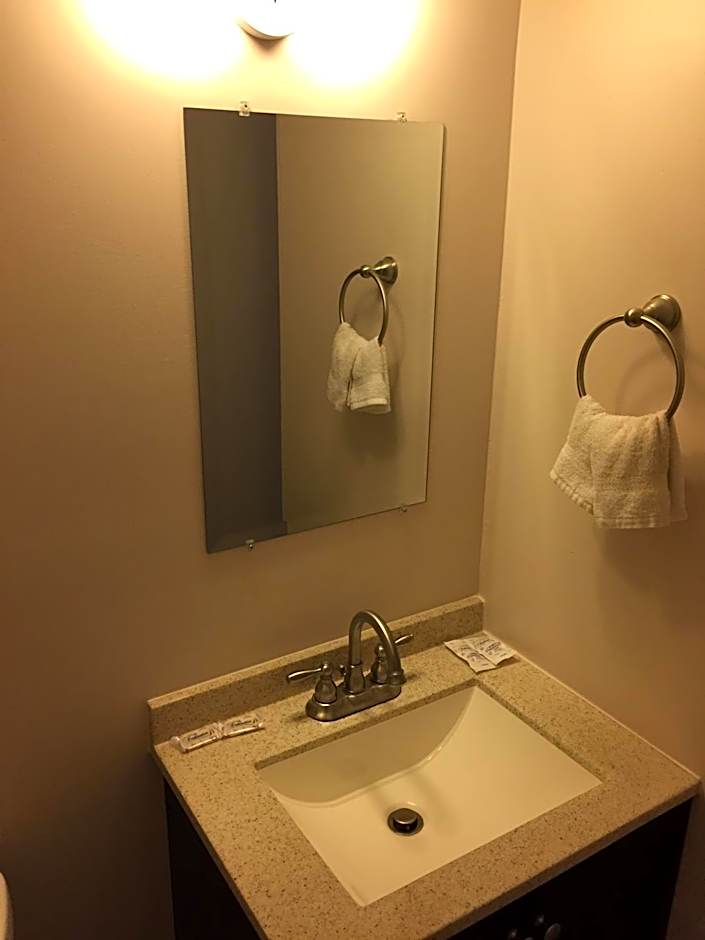 Admiral's Quay Motel & Suites