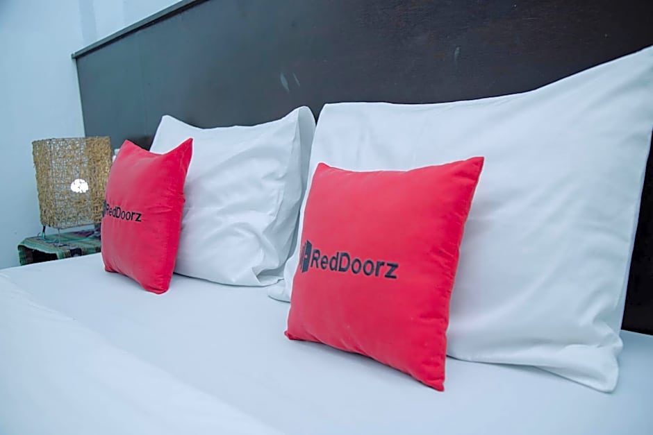RedDoorz at Hening Homestay
