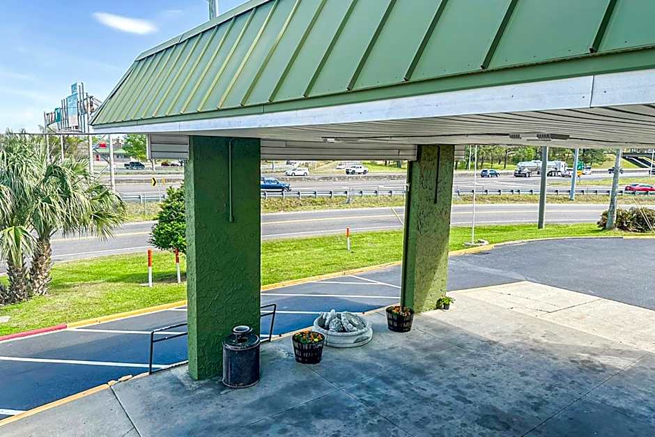 OYO Hotel Mobile, AL I-65 at Airport Blvd