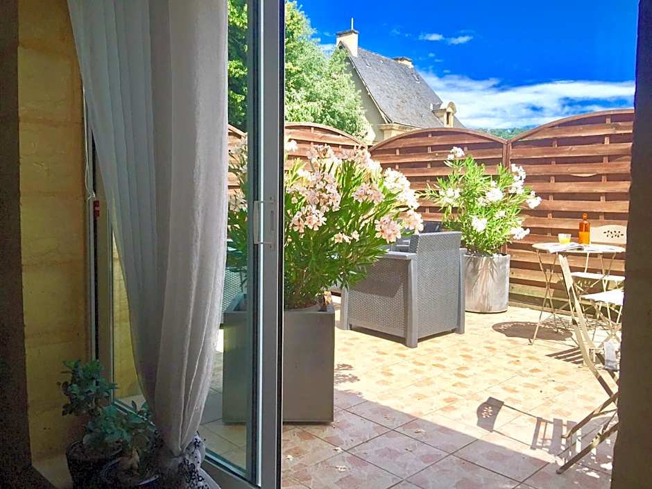 La Clef des Songes - Maison d'Hôtes au Calme, au Coeur de Sarlat, 2 minutes à pied de la Cité Médiévale - Climatisation - Petits Déjeuners fait Maison - Parking gratuit - Option Spa et Massages - Piscine de Saison à 400m