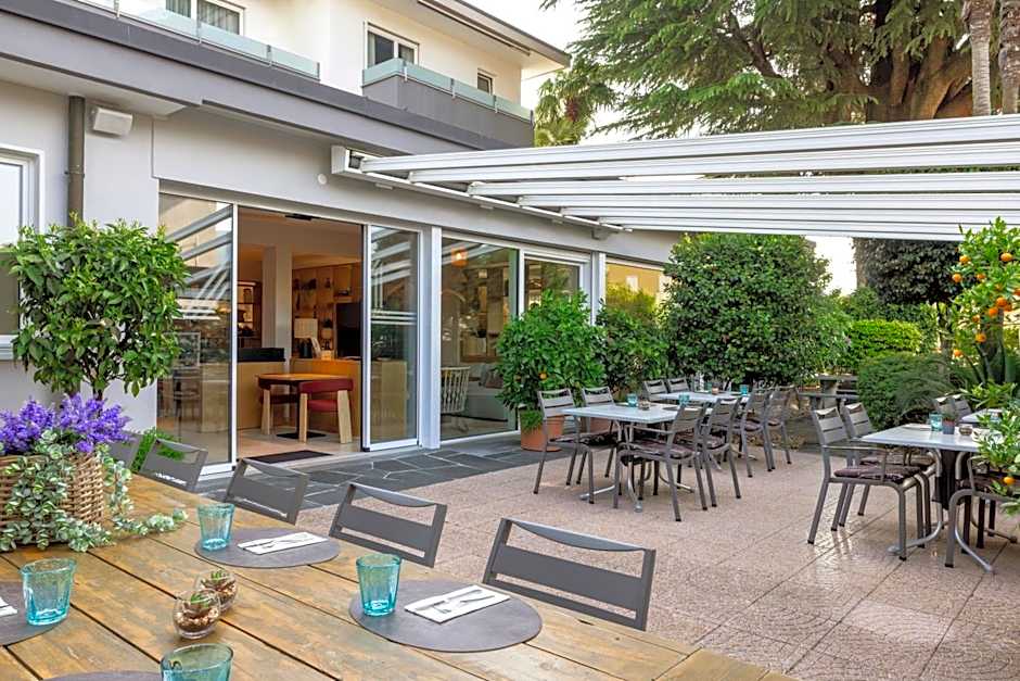 Ascona Lodge, Pool & Garden Retreat
