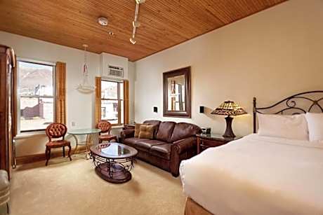 Independence Square Unit 306, Hotel Room with Large Sitting Area & Wet Bar