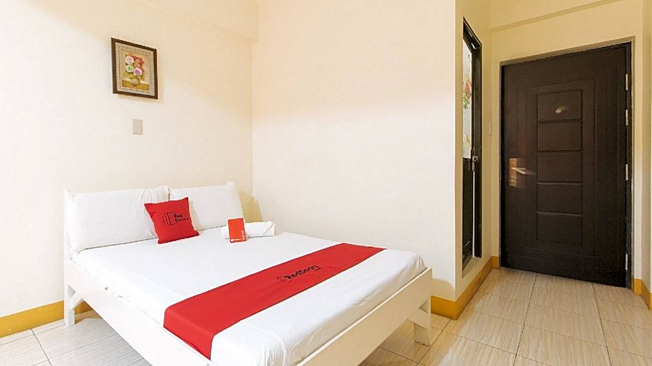 RedDoorz @ Golden Skye Hotel Guagua