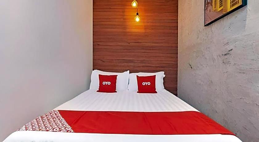 OYO 90662 The 1975 Hotel