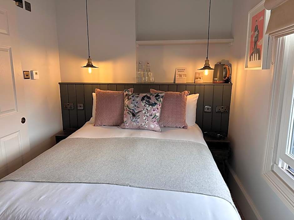 Rooms Above Sugar Boat