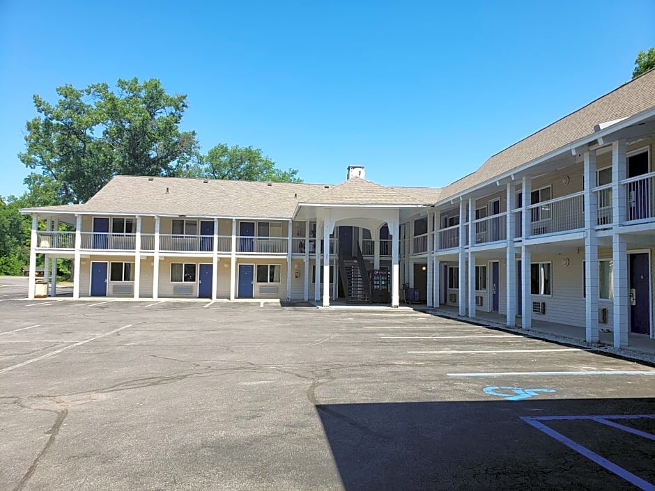 Travelodge by Wyndham Traverse City MI