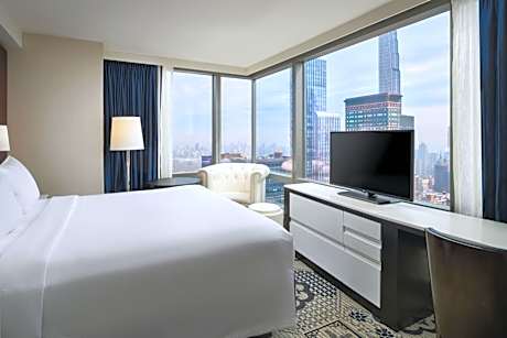 King Studio with Partial Park View and Roll-in Shower - Mobility Accessible
