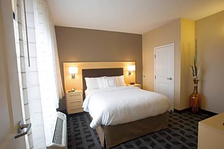 Two-Bedroom Queen Suite