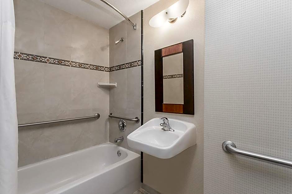 Days Inn & Suites by Wyndham Fort Pierce I-95