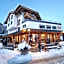 SKILL Mountain Lodge - Ski und Bike Hostel im Sommer mit JOKER CARD