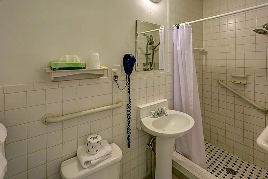 Richard's Motel Studios