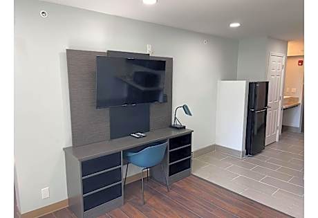 1 Queen Bed | ADA/RI Shower/Nsmk/Kitchen